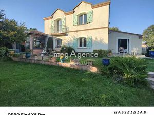 Très belle maison  située dans le Lauragais  composée de 6 pièces dont 3 chambres  de terr