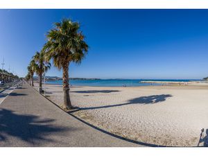 LES LONES SANARY T3 RENOVE VUE MER DERNIER ETAGE A 100M DE