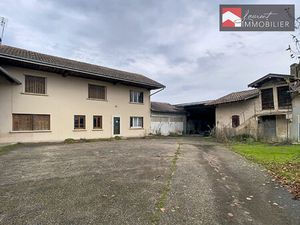 Maison de grande superficie + dépendances et jardin  secteur calme