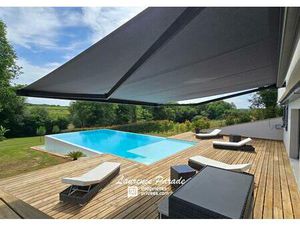 Maison avec sous sol annexe piscine parc