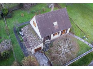 Maison de village 110 m2   5 pieces  3 chambres  cave  garage et jardin 742M2