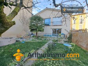 Grande maison avec 2 appartements  jardin et garages.