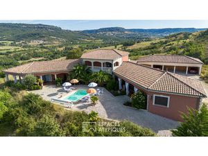 Villa de charme d'inspiration provençale avec son incomparable panorama sur les monts d'Ar