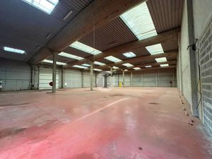 Local d'activités 1 400 m² à louer / Proximité A25