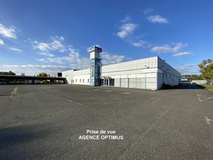 A VENDRE - Local professionnel avec vaste terrain clos à Vil