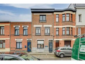 Woning met koer thans ingedeeld in 2 appt