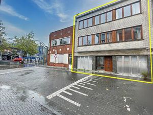 Riant huis (426m²) met 6 slaapkamers en dubbele garage nabij het centrum.