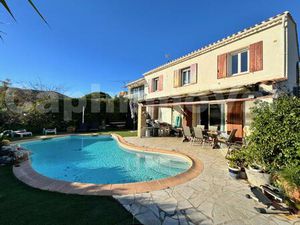 Villa avec piscine  garage et sous-sol