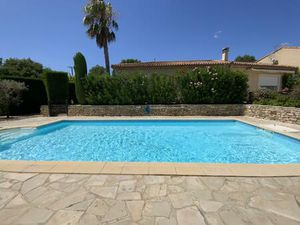 Villa de plain pied sur un terrain de 2300 m2 avec piscine.