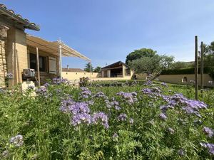 Villa plain pied sur 1000 m2 de terrain avec piscine.