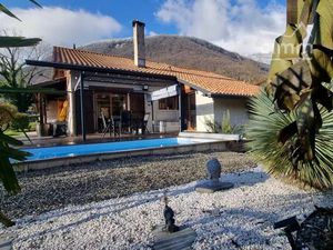 A VENDRE - SAINT VINCENT DE MERCUZE - T9 - PISCINE