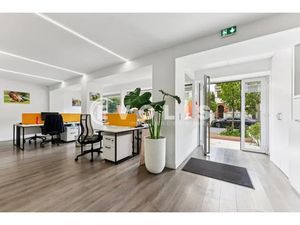 Locaux avec vitrine commerciale à vendre Proche RER