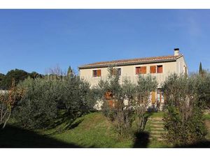 Ensemble immobilier Caromb 11 pièces 250 m2 avec piscine sur 2006 m² de terrain.