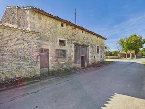 Charmante grange à rénover au cœur du village de Bessé