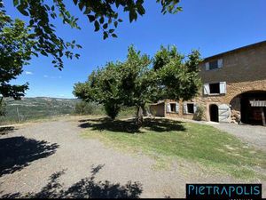 Corps de ferme avec vue imprenable sur 8 000m² de terrain