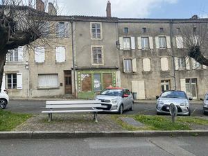 Maison de ville avec potentiel locatif et commercial au cœur de Bellac