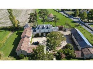 En Poitou - Ancienne ferme fortifiée du XVIIe - Terrain de 1 2 ha