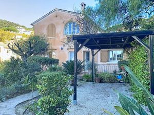 Location meublée maison 4 pièces 138 m² à Bormes-les-Mimosas (83230)  1 915 €