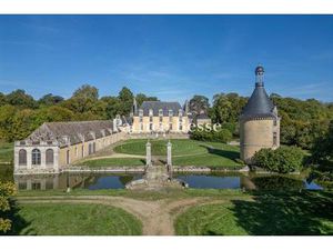 À 2 h de Paris  dans le Perche sarthois  avec 113 ha de terres  un château Mh du 17e s. Et