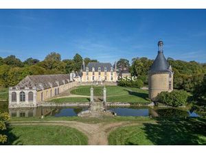 Dans le Perche sarthois  à 2 h de Paris  un château Mh du 17e s. Et ses 108 ha de terres.