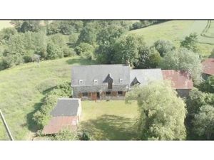 Grande maison en pierre dans la campagne française avec 3 puits