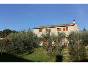 Ensemble immobilier Caromb 11 pièces 250 m2 avec piscine sur 2006 m² de terrain.