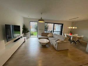 Très beau Rez-de-chaussé avec terrasse et jardin