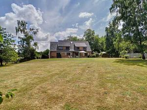 Villa aux abords soignés proche du centre de Lasne