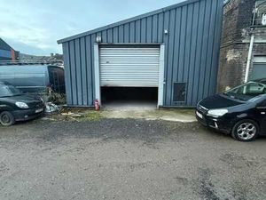 Entrepôt 150m² parking sécurisé