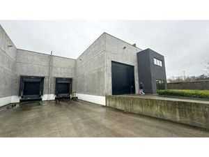 Entrepôt avec quai de chargement et bureau à louer à Mechel