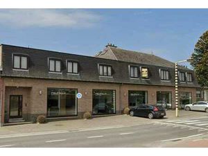 Ruime handelsruimte/toonzaal (338 m²) met 6 privéparkings...