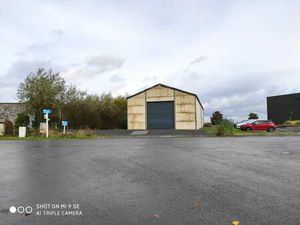Entrepôt avec Appartement en plein Zoning de Ciney