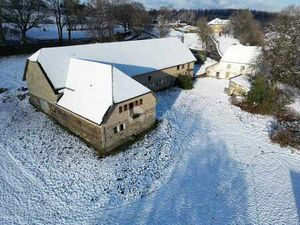 Écuries (env. 630 m²) & terrain (+/- 3320 m²)
