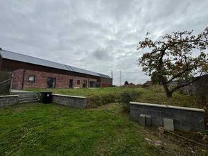 Maison de plain-pied avec grand jardin.