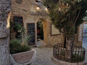 Local commercial rue principale des Baux de Provence