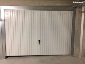 Immense Box fermé de 40m2 - ss/sol résidence sécurisée