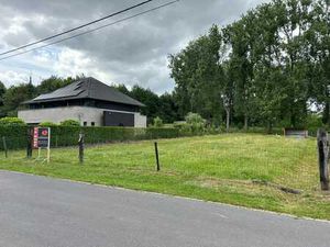 Ruim bouwperceel van 13a 84ca voor open bebouwing in het ...