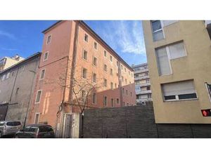 UN APPARTEMENT A PARIS