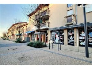 Local dans rue commerçante