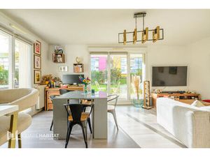 Centre bourg. Superbe appartement T3 rénové avec vaste jardin privatif .