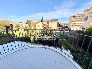 SAINT-RAPHAEL  Appartement 2 pièces avec balcon  loggia et parking