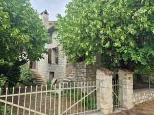 Maison en pierres avec terrain.