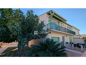 Maison 3 faces avec garage.