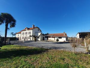 Entre ARZACQ et SAMADET  Ancien Corps de ferme avec dépendan