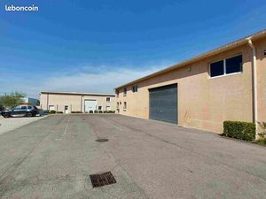 Toussieu : local 330 m2 + terrain privé 400 m2 environ
