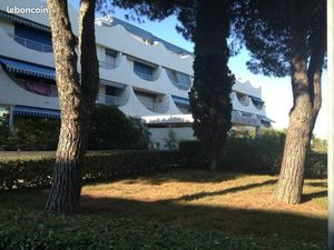 Port Camargue  jardinet garage et Clim