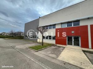 Local d'activité 972 m²