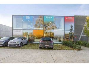 Entrepôt (788 m²) avec bureau (320 m²)