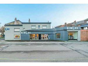 Immeuble commercial à louer avec visibilité exceptionnelle