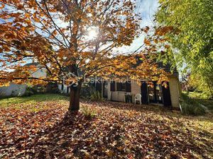 Maison de plain-pied avec garage sur 965 m² de terrain